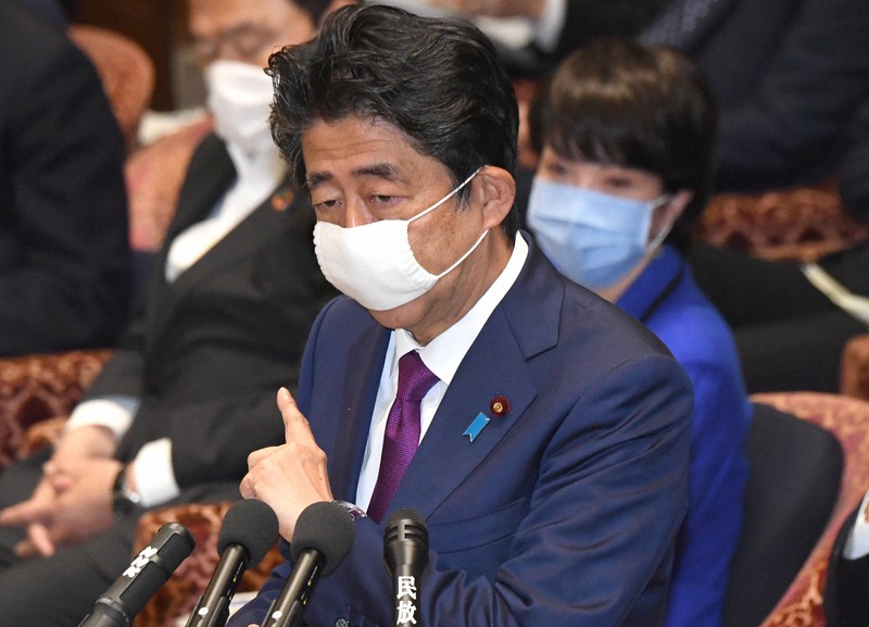 衆院予算委員会で質問に答える安倍晋三首相=国会内で2020年6月10日、竹内幹撮影