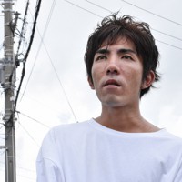父親が米兵による強盗被害に遭った事件現場で「被害救済は二の次なのか」と訴える宇良宗之さん＝沖縄市で2020年5月31日、平川昌範撮影