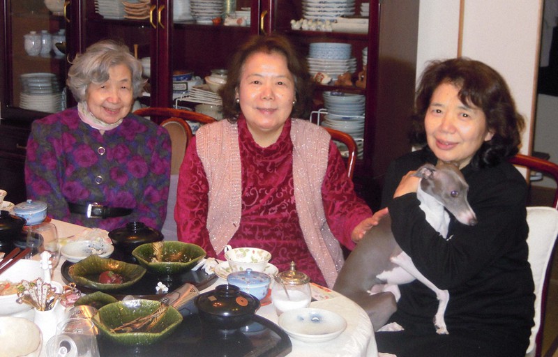 末貴久子さん(右)、芳枝さん(中央)と姉=2011年撮影(遺族提供)