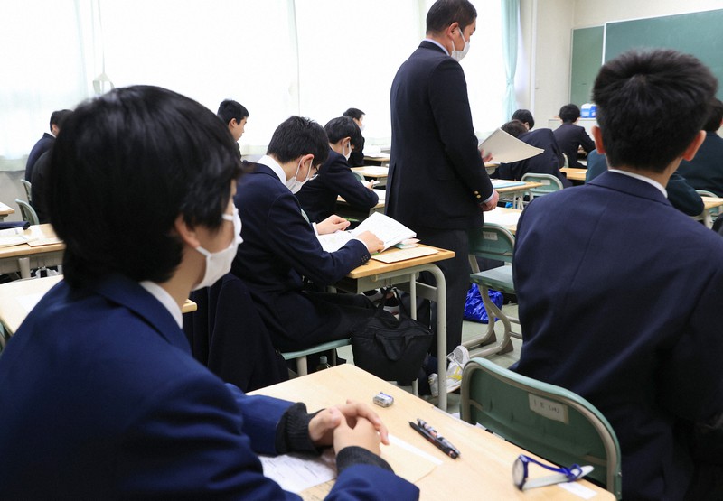 マスク姿で高校入試に臨む受験生=東京都杉並区の都立西高で2020年2月21日、梅村直承撮影