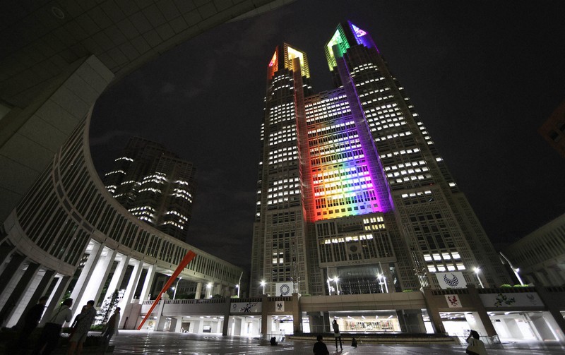 東京アラートが解除され、七色にライトアップされる東京都庁舎=東京都新宿区で2020年6月11日午後11時、宮武祐希撮影