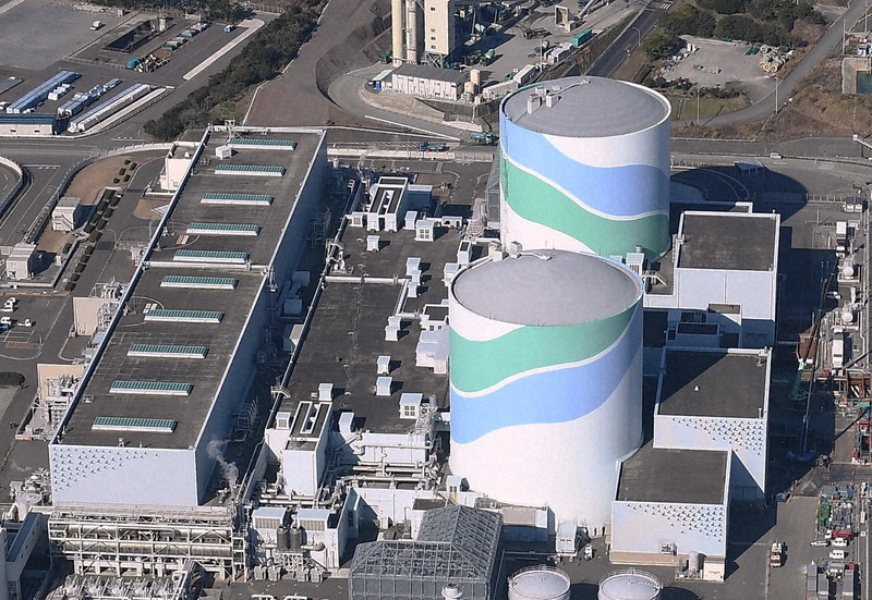九州電力川内原発1号機(手前)と2号機。1号機は2024年に運転開始40年を迎える=鹿児島県薩摩川内市で2019年1月18日、本社ヘリから津村豊和撮影
