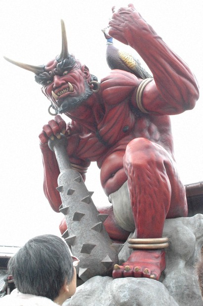 青鬼の金棒」でコロナ撃退！医療者にエール 赤鬼像をライトアップ 愛媛