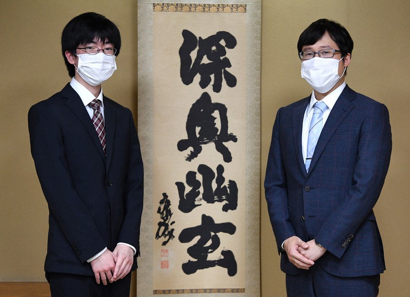 第75期本因坊決定戦七番勝負第2局を前に、対局室の「幽玄の間」を検分した本因坊文裕(右)と挑戦者の芝野虎丸名人=東京都千代田区の日本棋院で2020年6月12日午後4時54分、丸山博撮影