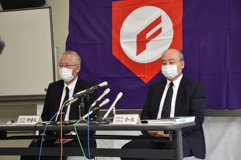 代替大会について説明する県高野連の松浦冬樹会長(右)と小針淳理事長=福島市で