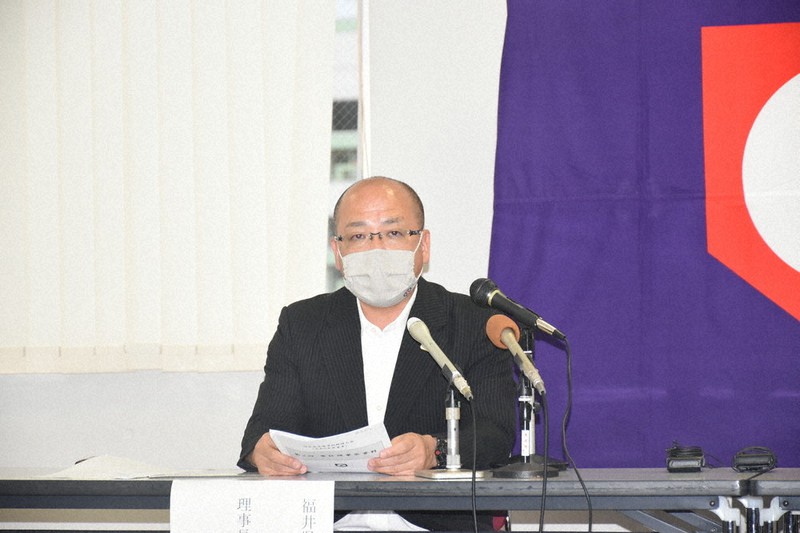 大会概要を説明する県高野連の田辺浩之理事長=福井市大手3の朝日新聞福井総局で、大原翔撮影
