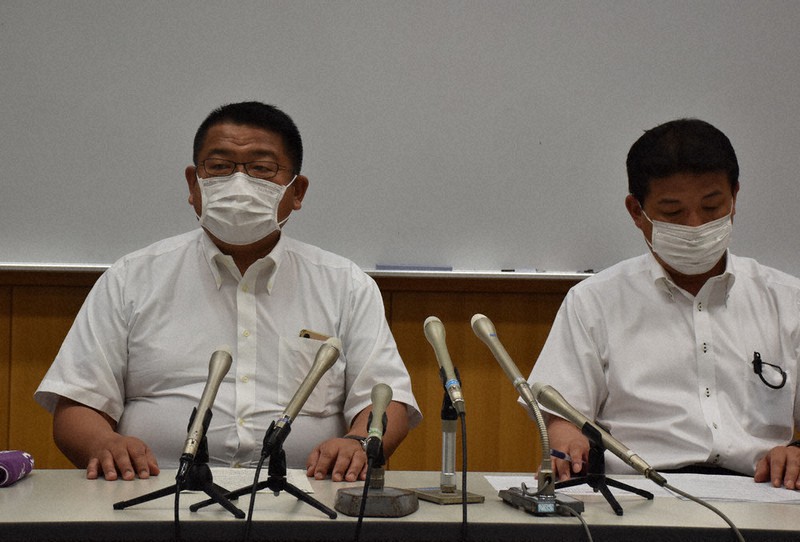 代替大会の概要を発表する県高野連の西條浩章会長(左)=長野県松本市の松本美須々ケ丘高で