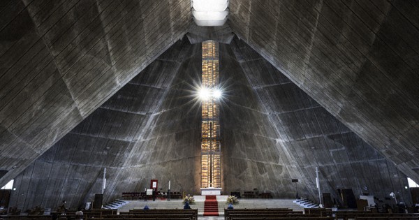 レトロの美 東京カテドラル聖マリア大聖堂 東京都文京区 静寂に包まれる祈りの場 毎日新聞