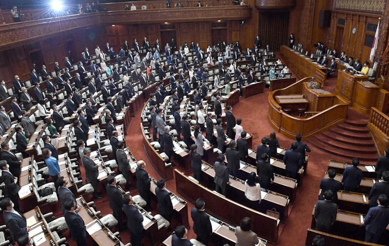 参院本会議で賛成多数で可決、成立した2020年度第2次補正予算=国会内で2020年6月12日午後2時17分、竹内幹撮影