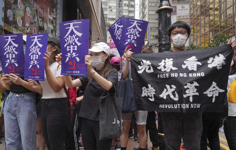 香港の国家安全法制に抗議する人々=香港で5月24日、AP