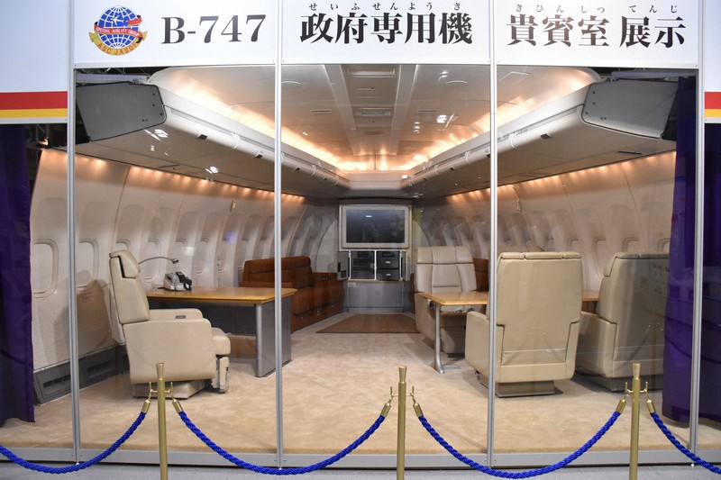 県立航空プラザで公開されている旧政府専用機の貴賓室=小松市安宅新町の同プラザで2020年6月5日午後3時59分、井手千夏撮影