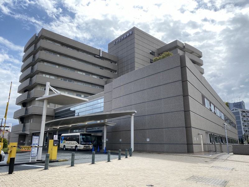 新型コロナウイルスの専門病院となった大阪市立十三市民病院=同市淀川区で2020年4月20日午前9時53分、伊藤遥撮影