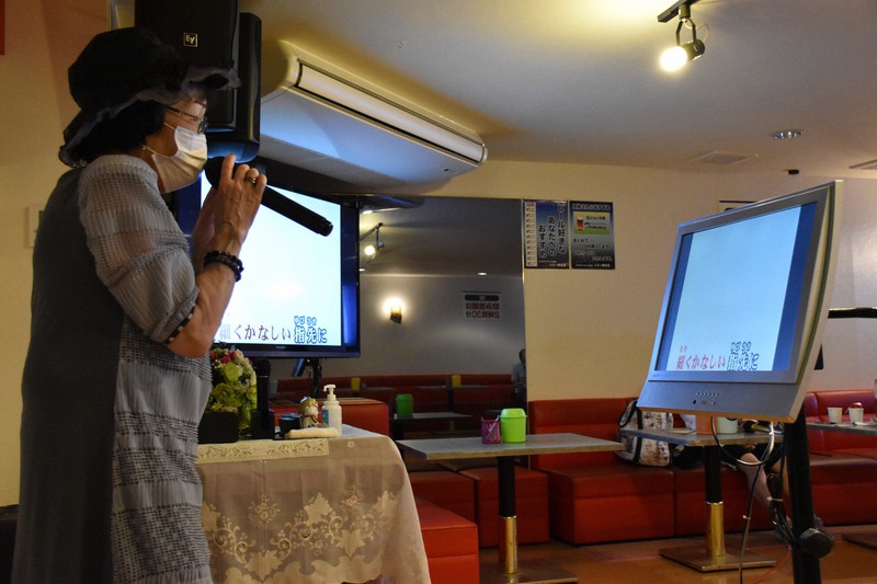 マスクを着用し「苦しいし慣れないわね」と話しながらも昼カラを楽しむ女性=札幌市北区で2020年6月12日午後1時4分、菊地美彩撮影