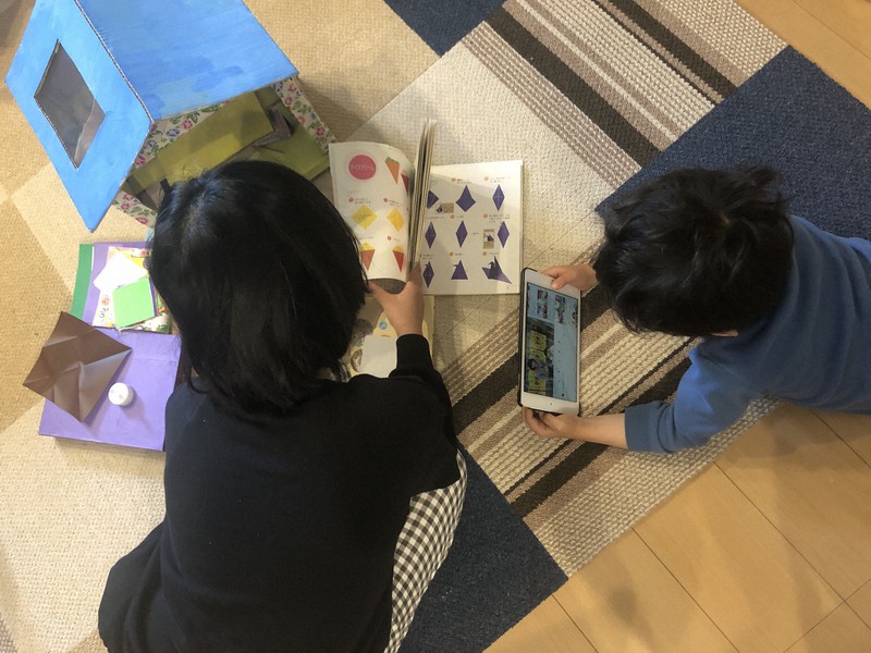 自宅で遊ぶ姉弟。一緒に仲良く過ごしてくれる間は保護者の仕事もはかどるが……=山内真弓撮影