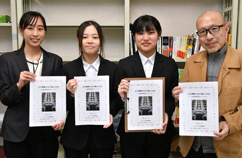 マニュアル作成を指導した村上真理教授(右端)と地域防災リーダー育成プロジェクトのメンバー=北九州市八幡東区で2020年3月18日午後6時36分、奥田伸一撮影