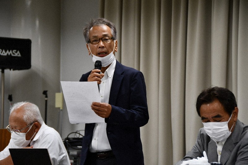 パーム油発電所の問題点を指摘する大西寛治さん(中央)=舞鶴市喜多で2020年6月13日午後4時半、塩田敏夫撮影