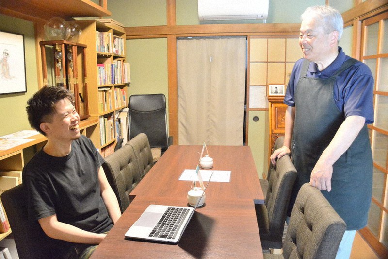 長年地域で喫茶店を営む平井丈夫さん(右)と談笑する長尾周一さん。一緒にお酒を飲むことも=神奈川県小田原市で、本橋敦子撮影