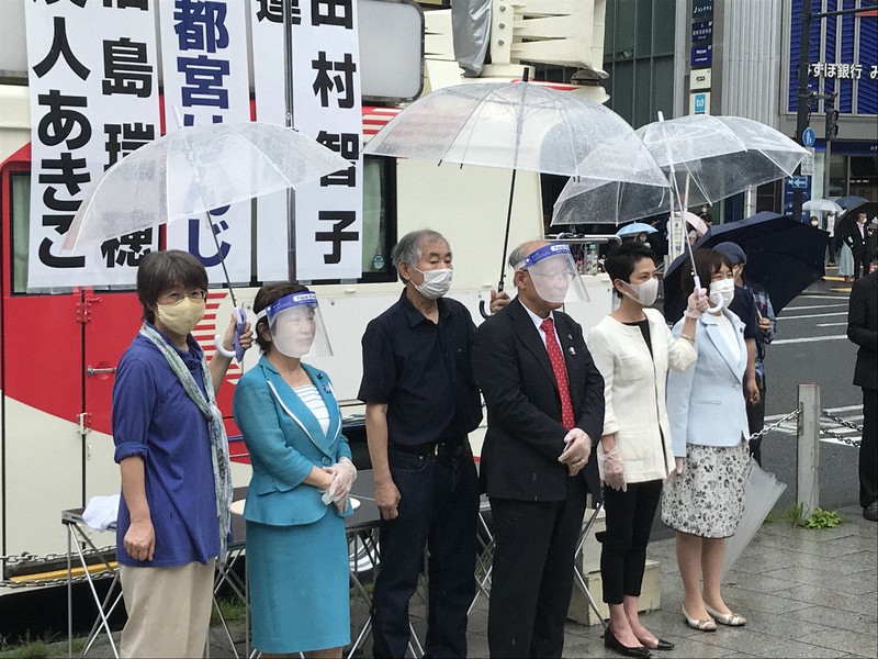 東京都知事選の街頭演説会で訴える社民党の福島瑞穂党首(左から2人目)、立憲民主党の蓮舫副代表(右から2人目)ら=東京・JR新宿駅前で14日、浜中慎哉撮影