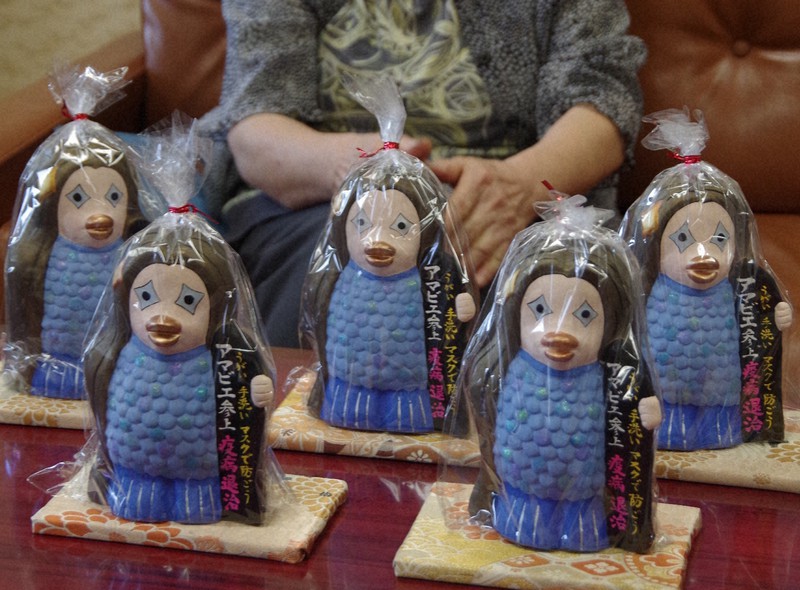 子どもたちを守って」小学校にアマビエ人形寄贈 郷土玩具伝承会 新潟