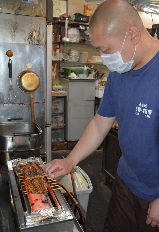 特製タレをつけてじっくりウナギを焼く民宿「太鼓判」の東広明さん=吉野町吉野山で、萱原健一撮影