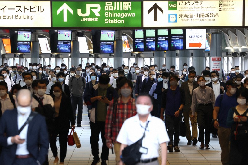 緊急事態宣言解除から一夜明け、マスク姿で通勤する人たち=2020年5月26日、宮武祐希撮影