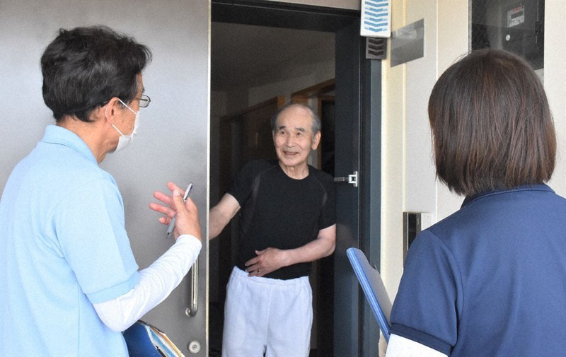 浪江町社会福祉協議会の生活支援相談員による直接訪問が再開し、笑顔を見せる住民=南相馬市原町区の復興住宅で6月