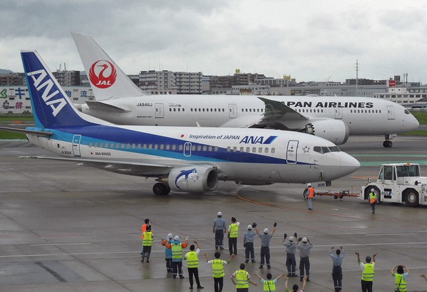 In Photos: Fans bid farewell to 'Super Dolphin' aircraft in