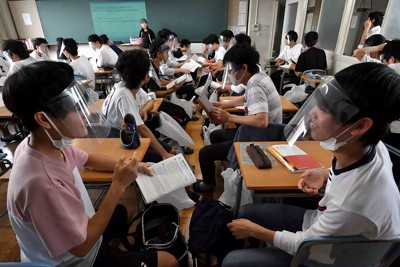 英語の発音はマスクよりフェースシールドで 大阪府内の公立校 通常授業を再開 毎日新聞