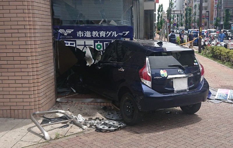 車がビルに突っ込む 80代運転者と歩行者ら2人けが 千葉 船橋 写真特集1 3 毎日新聞