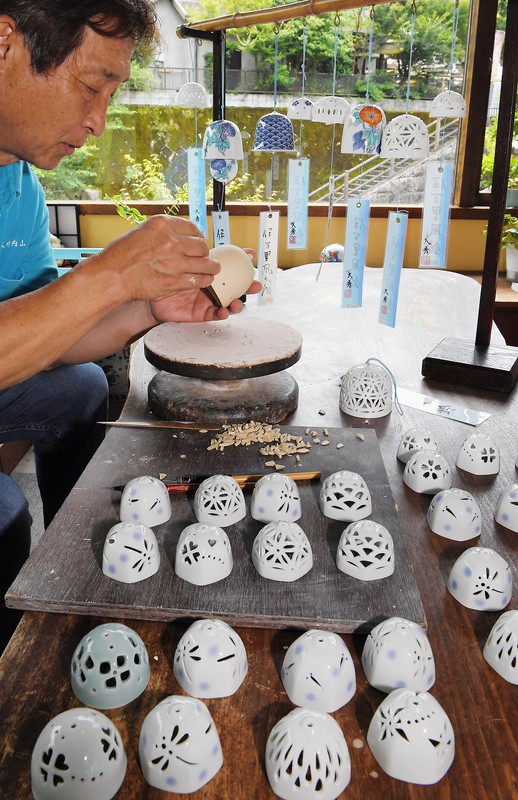 風鈴の音でこの夏を乗り切って 鍋島焼の風鈴作りがピーク 佐賀 伊万里 写真特集3 8 毎日新聞