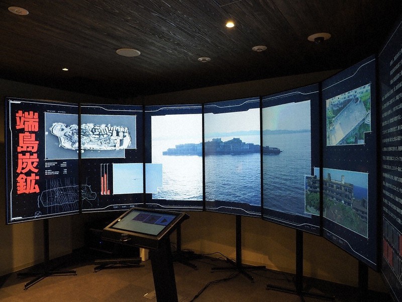端島(軍艦島)の炭鉱などを紹介した展示スペース=産業遺産情報センター提供