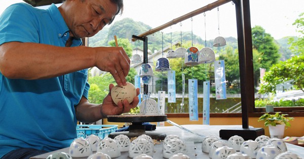 風鈴の音でこの夏を乗り切って 鍋島焼の風鈴作りがピーク 佐賀 伊万里 毎日新聞