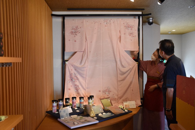 前田家ゆかりの菊桜もう一花 淡いピンクの加賀友禅、花びらを染料に
