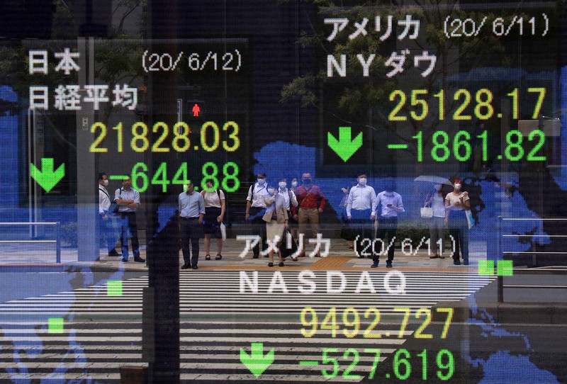 NYダウと日経平均の株価が大きく下落したことを示すボード=東京都中央区で2020年6月12日、梅村直承撮影