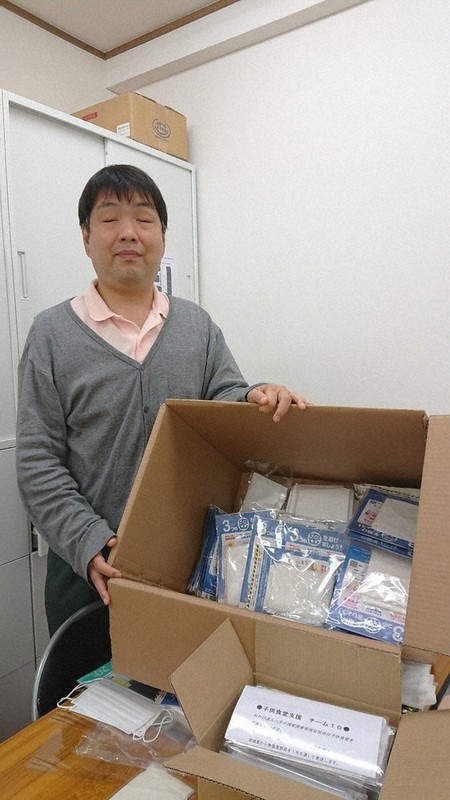 八視協に寄せられた政府配布の布マスク。「必要な子どもたちに送りたい」という宮川さん=八王子市明神町の八視協で