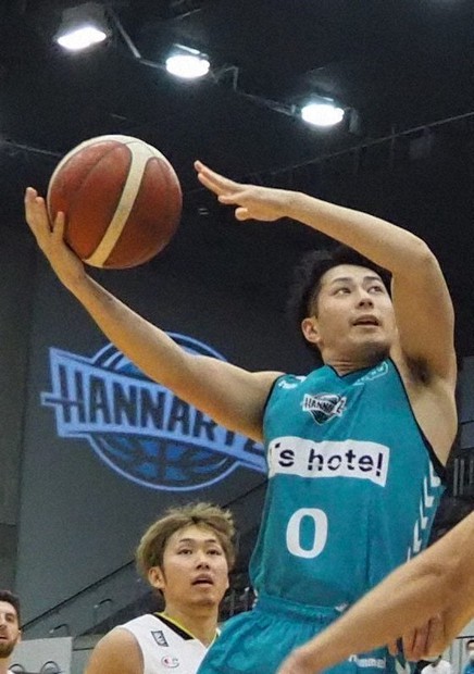 シュートを狙う京都ハンナリーズの寺嶋良選手=京都市右京区のハンナリーズアリーナで、矢倉健次撮影