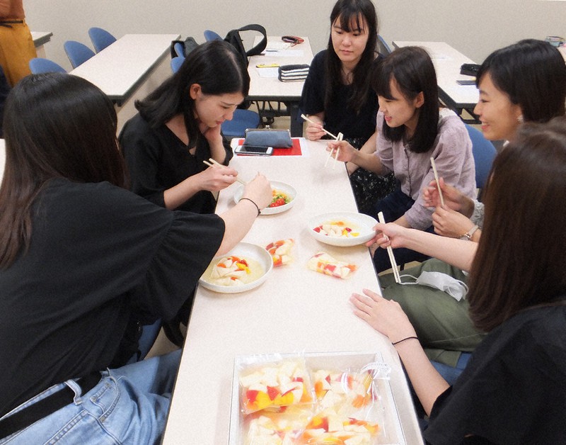漬物の色合い、食感、味付けなどを確認する学生たち=大阪樟蔭女子大提供