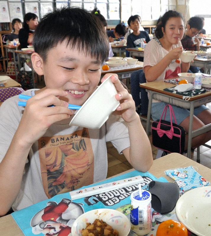 新型コロナ 久しぶりの給食に笑顔 尼崎の小学校で再開 兵庫 毎日新聞