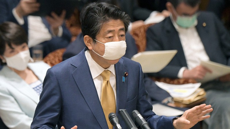 参院決算委員会で新型コロナウイルスの緊急対策について答える安倍晋三首相=国会内で2020年6月15日、竹内幹撮影
