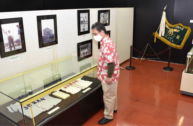 ユニホームや都市対抗での応援の写真、全国炭鉱野球大会の優勝旗などが展示されている企画展「炭鉱とスポーツ」=福島県いわき市で