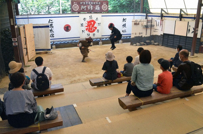 客席の間隔を広げ席数を減らして再開された忍者ショー=三重県伊賀市の伊賀流忍者博物館で、大西康裕撮影