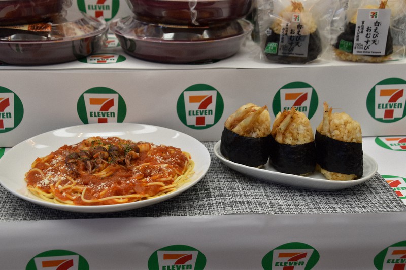 富山湾産ホタルイカを使用したパスタ(左)とシロエビの天ぷらを使用したおにぎり=富山市新総曲輪の県庁で2020年6月17日午後0時2分、高良駿輔撮影