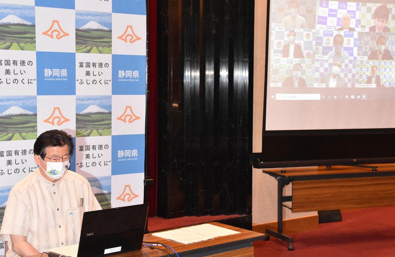 大井川流域の10市町の首長、幹部とウェブ会議で意見交換する川勝平太知事=静岡県庁で2020年6月16日、山田英之撮影
