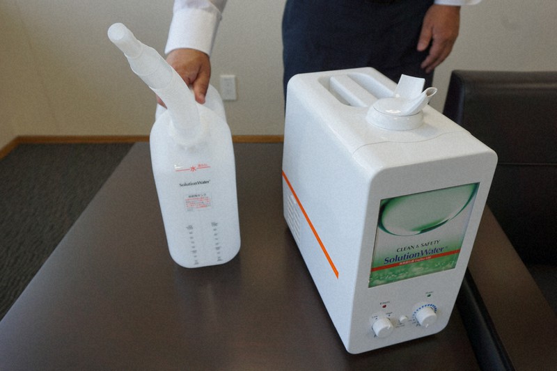 飯塚市教委が市内の全小中学校などに配備した噴霧器(右)と次亜塩素酸水を注入するポリ容器=福岡県飯塚市で、荒木俊雄撮影
