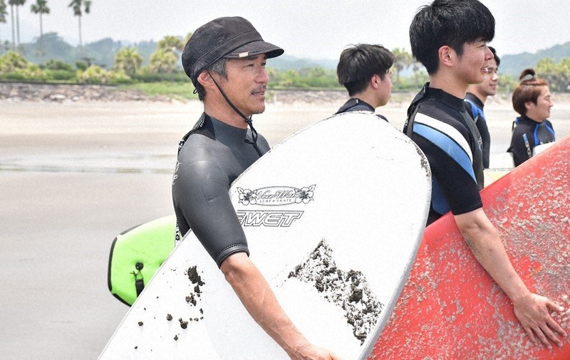 2カ月ぶりの体験講座で受講生と海を眺める池田雄一さん(左)=宮崎市青島の海岸で2020年6月8日午後0時8分、塩月由香撮影
