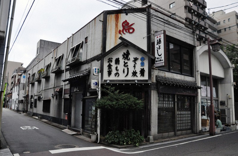 4月に閉店した「本家藤よし」。創業70年を超える老舗の焼き鳥店だった=福岡市東区箱崎1で2020年6月9日午後3時20分、平塚雄太撮影