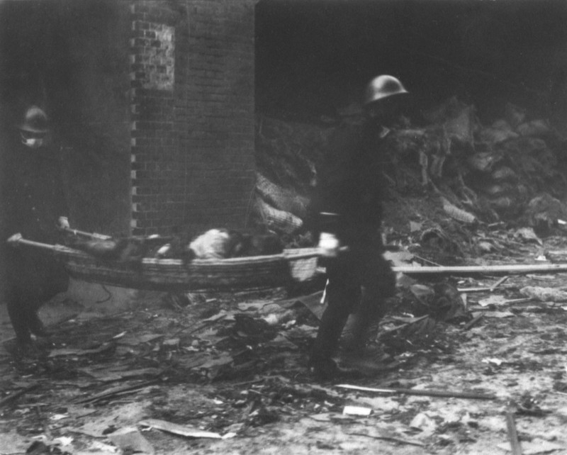 空襲被災地で運ばれる焼死体=東京で1945年2月撮影