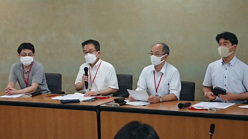「何でも相談」によせられた相談内容の分析を紹介する小久保哲郎弁護士(左から2人目)ら実行委員会のメンバー=2020年6月17日午前11時、千代田区の厚生労働省で、東海林智写す