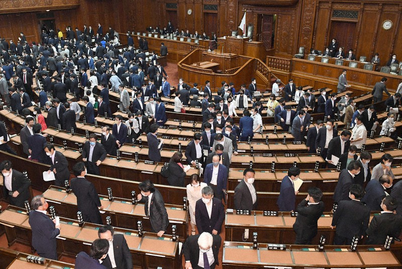 衆院本会議場を後にする議員ら=国会内で2020年6月17日午後3時8分、竹内幹撮影