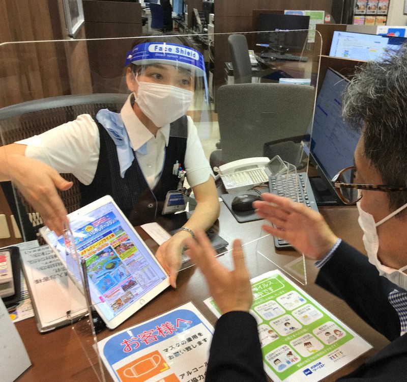 感染防止のため、近畿日本ツーリストの営業所ではスタッフがフェースシールドをつけて接客にあたっている=同社提供
